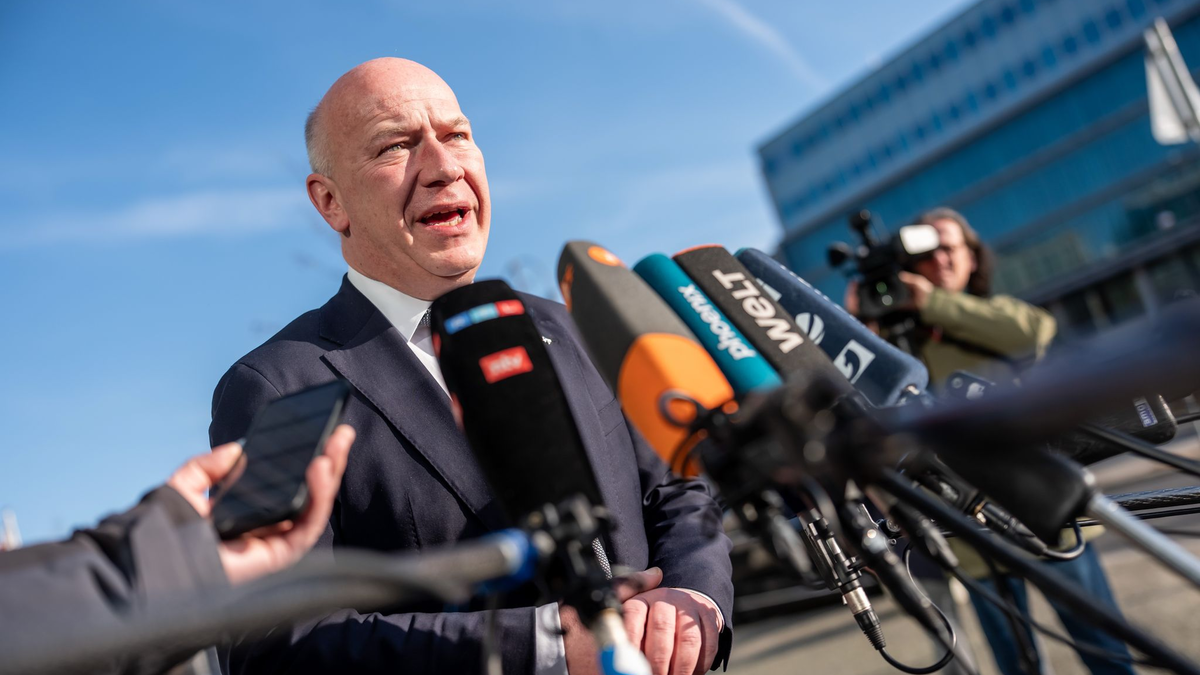 Ohne die Grünen geht nichts bei den Plänen von Union und SPD für Riesen-Investitionen in Bundeswehr und Infrastruktur. Für eine Entscheidung wächst der Zeitdruck. Der Regierende Bürgermeister von Berlin, Kai Wegner, warnt vor Parteispielchen und gibt sich optimistisch. - Foto: Michael Kappeler/dpa