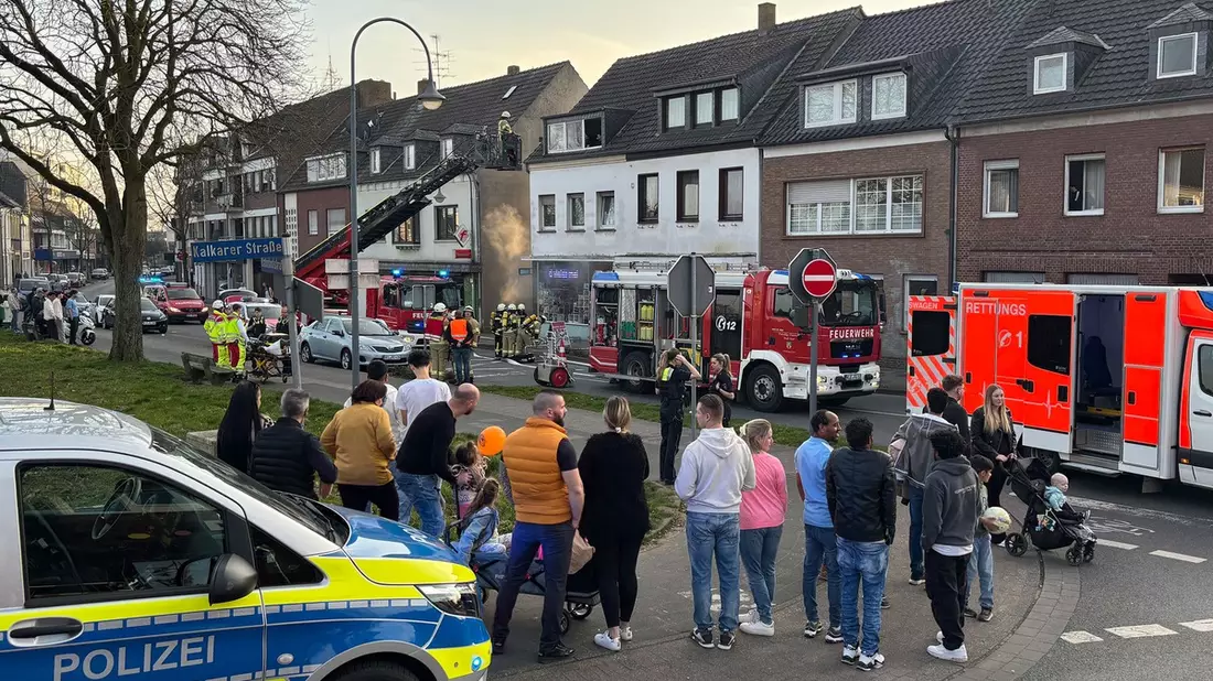 Feuerwehr Goch: Feuer in Hausflur: Personen über Drehleiter gerettet - Bild: presseportal.de