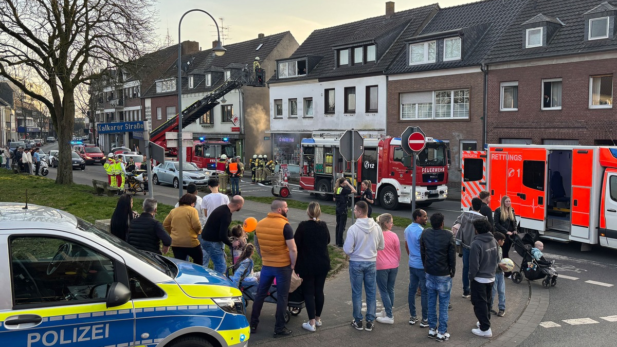 Feuerwehr Goch: Feuer in Hausflur: Personen über Drehleiter gerettet - Foto: presseportal.de