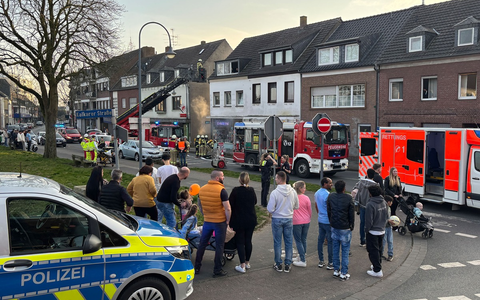 Feuerwehr Goch: Feuer in Hausflur: Personen über Drehleiter gerettet - Foto: presseportal.de