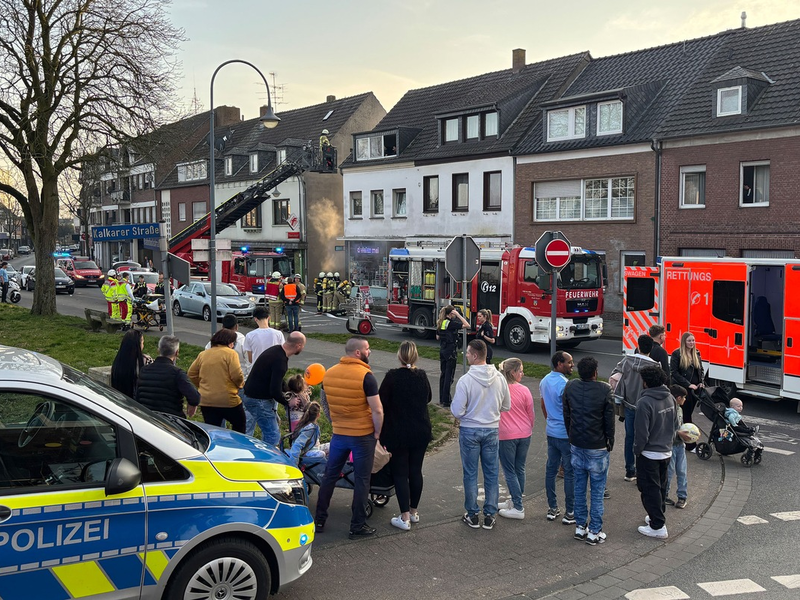 Feuerwehr Goch: Feuer in Hausflur: Personen über Drehleiter gerettet - Foto: presseportal.de