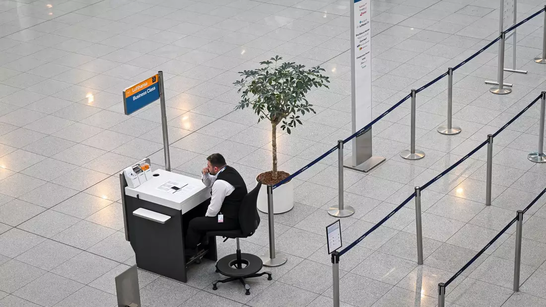 Seit 0.00 Uhr sind Beschäftigte aus dem öffentlichen Dienst der Flughafenbetreiber, den Bodenverkehrsdiensten und den Luftsicherheitsbereichen in verschiedenen Tarifkonflikten im Ausstand.  - Bild: Peter Kneffel/dpa
