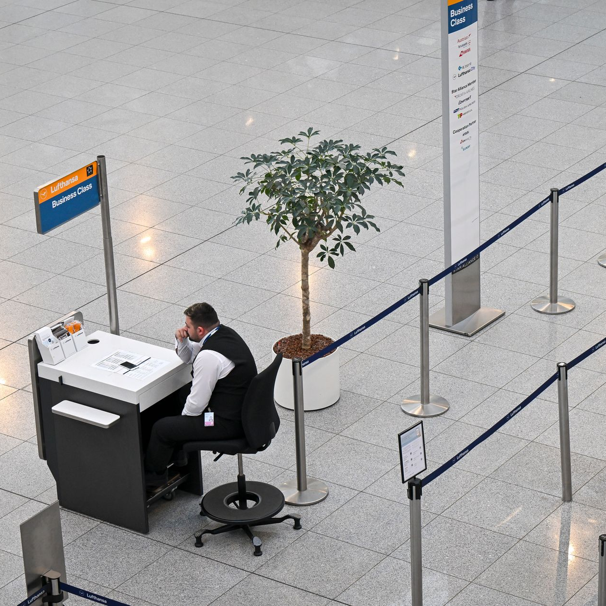 Beschäftigte aus dem öffentlichen Dienst der Flughafenbetreiber, den Bodenverkehrsdiensten und den Luftsicherheitsbereichen waren im Ausstand.  - Foto: Peter Kneffel/dpa