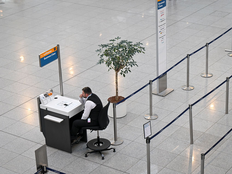 Beschäftigte aus dem öffentlichen Dienst der Flughafenbetreiber, den Bodenverkehrsdiensten und den Luftsicherheitsbereichen waren im Ausstand.  - Foto: Peter Kneffel/dpa