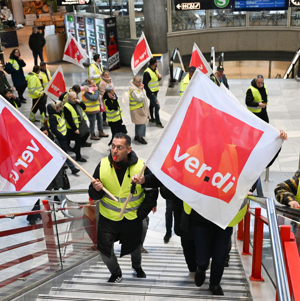 Hintergrund der Warnstreiks sind zwei verschiedene Tarifkonflikte.  - Foto: Bernd Weißbrod/dpa