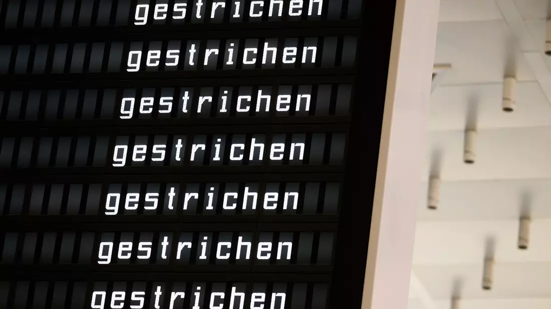 Zahlreiche Flüge wurden gestrichen.  - Bild: Julian Stratenschulte/dpa
