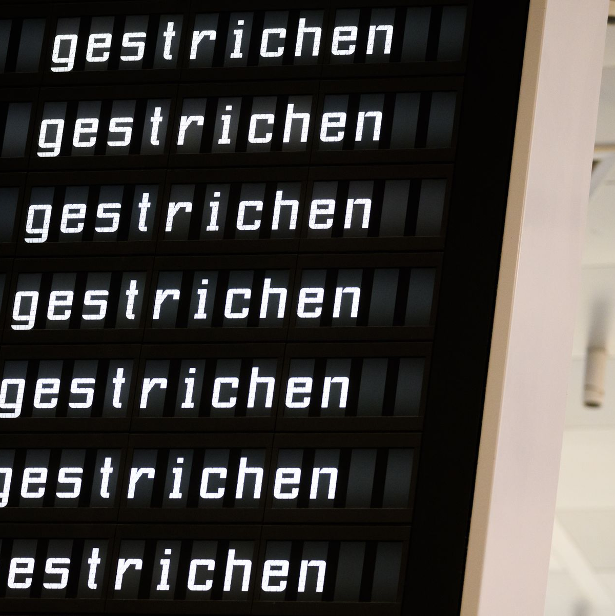 Zahlreiche Flüge wurden gestrichen.  - Foto: Julian Stratenschulte/dpa