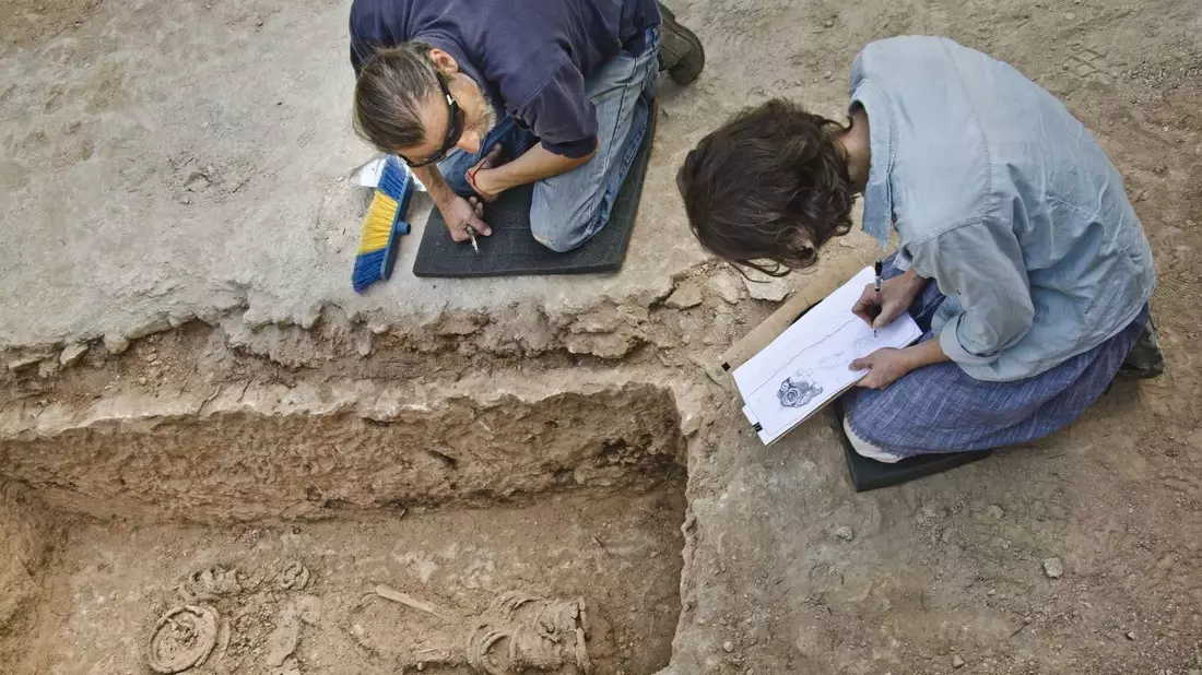 Archäologen finden Leiche von Nonne mit schweren Eisenringen - Bild: Yoli Schwartz/Israelische Altertumsbehörde/dpa