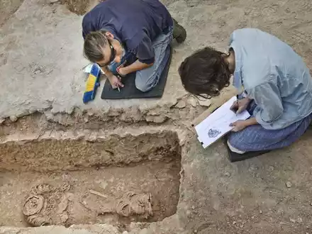 Archäologen finden Leiche von Nonne mit schweren Eisenringen - Foto: Yoli Schwartz/Israelische Altertumsbehörde/dpa