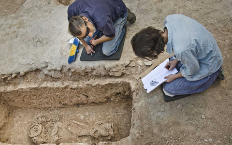 Archäologen finden Leiche von Nonne mit schweren Eisenringen - Foto: Yoli Schwartz/Israelische Altertumsbehörde/dpa