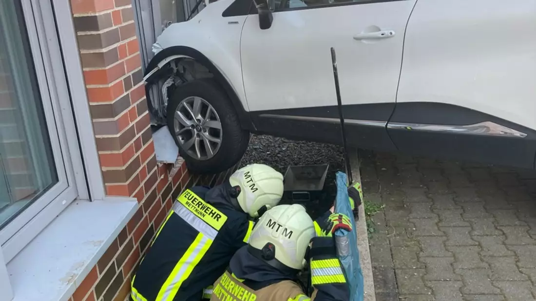 POL-ME: Alleinunfall: 39-jährige Autofahrerin prallt gegen Hauswand - 2503026 - Bild: presseportal.de