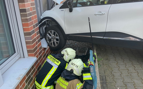 POL-ME: Alleinunfall: 39-jährige Autofahrerin prallt gegen Hauswand - 2503026 - Foto: presseportal.de