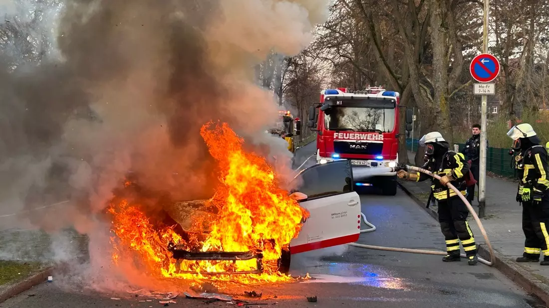 FW Moers: PKW brennt nach Auffahrunfall - Bild: presseportal.de