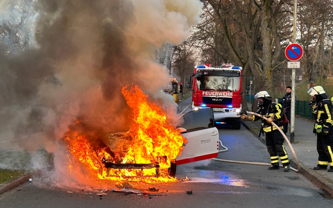 FW Moers: PKW brennt nach Auffahrunfall - Foto: presseportal.de