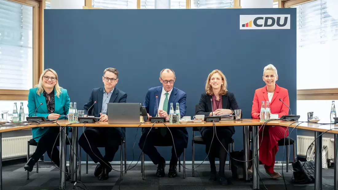 Eine förmliche Zustimmung der CDU-Spitze zum Beginn von Gesprächen über eine neue schwarz-rote Koalition ist eigentlich gar nicht nötig. Aus der CDU kommt trotzdem ein eindeutiges Signal.  - Bild: Michael Kappeler/dpa