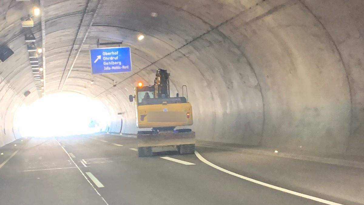API-TH: Was ist groß, gelb und gehört nicht auf die Autobahn? - Foto: presseportal.de