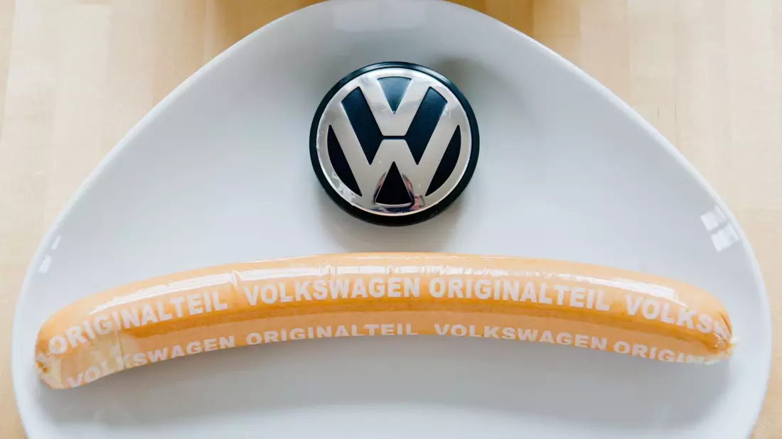 Die VW-Currywurst ist nicht nur in den Werkskantinen erhältlich, sondern auch in vielen Supermärkten. (Archivfoto) - Bild: Julian Stratenschulte/dpa