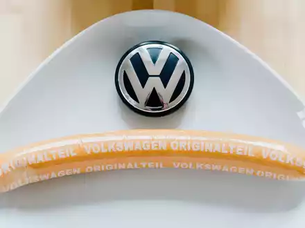 Die VW-Currywurst ist nicht nur in den Werkskantinen erhältlich, sondern auch in vielen Supermärkten. (Archivfoto) - Foto: Julian Stratenschulte/dpa