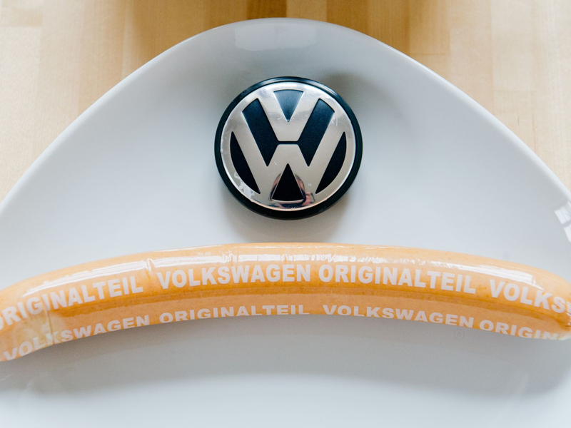 Die VW-Currywurst ist nicht nur in den Werkskantinen erhältlich, sondern auch in vielen Supermärkten. (Archivfoto) - Foto: Julian Stratenschulte/dpa