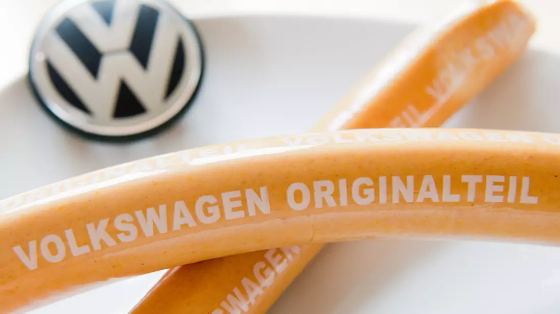 Hergestellt wird sie in der werkseigenen Fleischerei - und hat wie jedes Auto-Ersatzteil auch eine Teilenummer. (Archivfoto) - Bild: Julian Stratenschulte/dpa