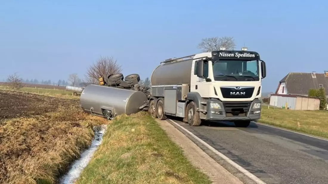POL-FL: Weesby/L1 - Verkehrsunfallflucht, Milchlaster in Graben gefahren, Polizei sucht den Fahrer/die Fahrerin eines Transporters mit Anhänger - Bild: presseportal.de