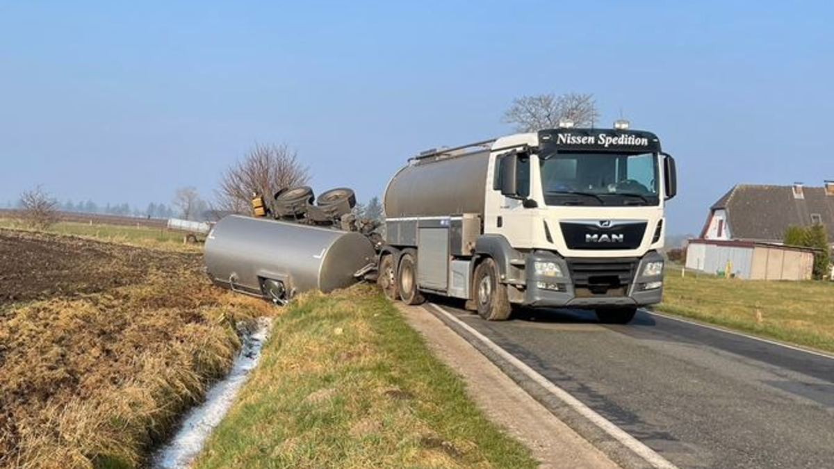 POL-FL: Weesby/L1 - Verkehrsunfallflucht, Milchlaster in Graben gefahren, Polizei sucht den Fahrer/die Fahrerin eines Transporters mit Anhänger - Foto: presseportal.de