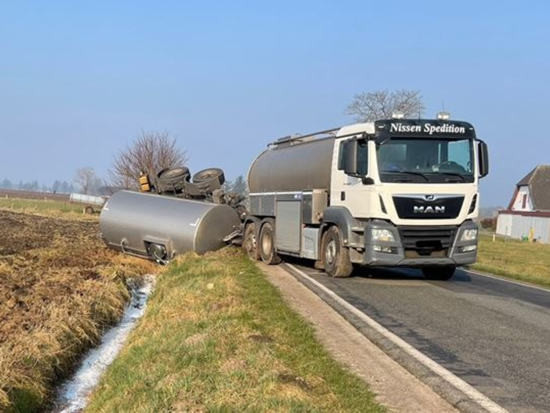 POL-FL: Weesby/L1 - Verkehrsunfallflucht, Milchlaster in Graben gefahren, Polizei sucht den Fahrer/die Fahrerin eines Transporters mit Anhänger - Foto: presseportal.de