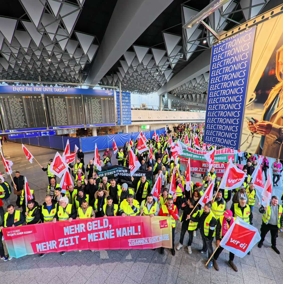  An den Flughäfen blieben die Abflughallen leer, weil die meisten Passagiere rechtzeitig von den Streiks gehört hatten. - Foto: Andreas Arnold/dpa