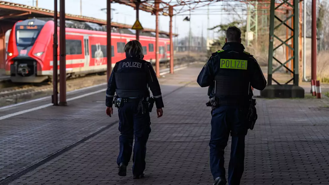 Stationäre Grenzkontrollen sind im Schengen-Raum eigentlich nicht vorgesehen und müssen, da wo sie trotzdem eingerichtet werden, bei der EU-Kommission angemeldet werden. (Archivfoto) - Bild: Patrick Pleul/dpa