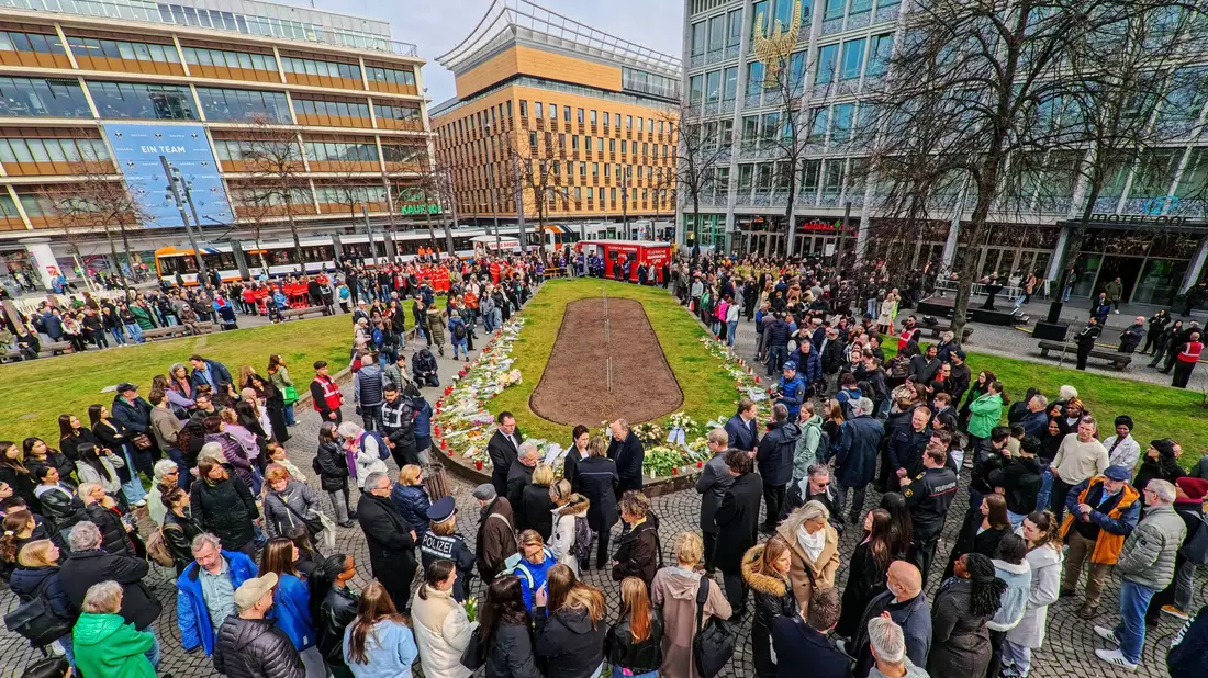 Die Menschen versammelten sich auf dem Paradeplatz. - Bild: Andreas Arnold/dpa