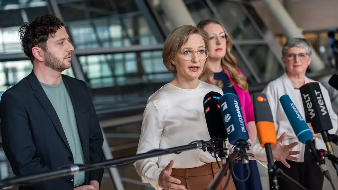 Ohne Zustimmung aus Bayern wird es knapp für das Finanzpaket im Bundestag. (Archivbild) - Bild: Michael Kappeler/dpa