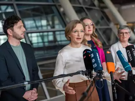 Ohne Zustimmung aus Bayern wird es knapp für das Finanzpaket im Bundestag. (Archivbild) - Foto: Michael Kappeler/dpa