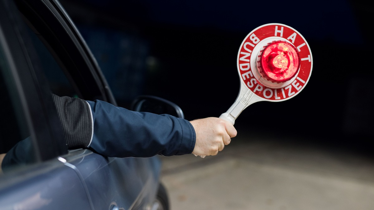 Bundespolizeidirektion München: Deutscher Schleuser am Irschenberg gefasst / Bundespolizei ermittelt wegen Schleuserei und Verschaffens falscher amtlicher Ausweise - Foto: presseportal.de