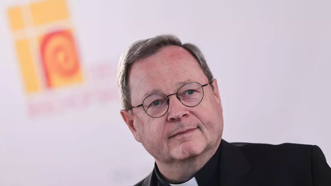 Der Limburger Bischof Georg Bätzing leitet die viertägige Frühjahrsvollversammlung der Deutschen Bischofskonferenz in Kall. - Bild: Oliver Berg/dpa