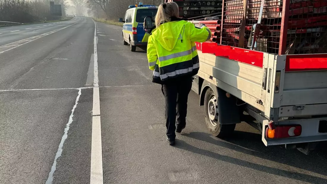 POL-CUX: Kontrollen im gewerblichen Güterverkehr im Bereich Loxstedt und umliegende Bundes- und Landesstraßen - Fast alle Fahrzeuge zu beanstanden (Foto im Anhang) - Bild: presseportal.de