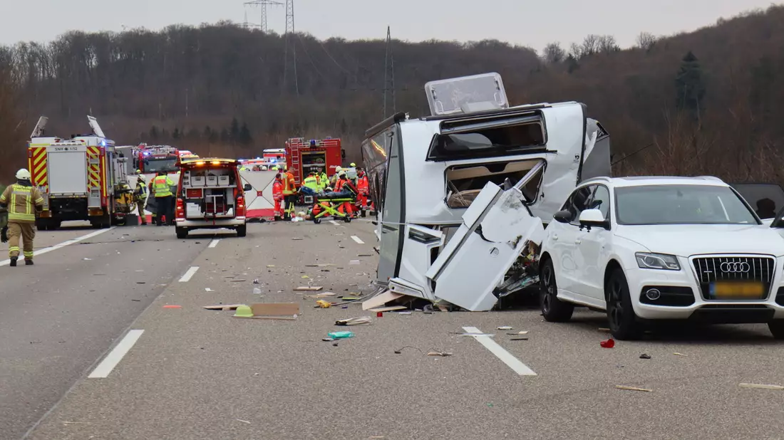 Bei dem Unfall auf der Autobahn 6 sind zwei Menschen ums Leben gekommen. - Bild: René Priebe/-/dpa