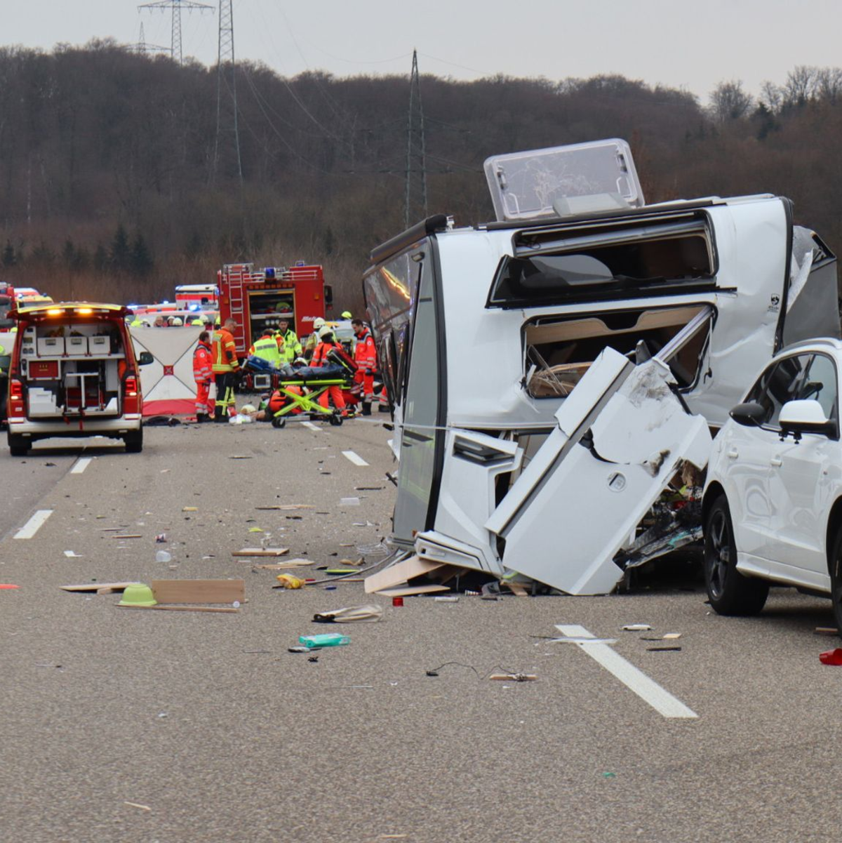 Bei dem Unfall auf der Autobahn 6 sind zwei Menschen ums Leben gekommen. - Foto: René Priebe/-/dpa