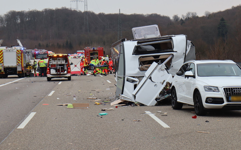 Bei dem Unfall auf der Autobahn 6 sind zwei Menschen ums Leben gekommen. - Foto: René Priebe/-/dpa