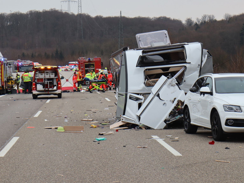 Bei dem Unfall auf der Autobahn 6 sind zwei Menschen ums Leben gekommen. - Foto: René Priebe/-/dpa