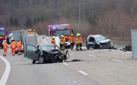 Bei den Toten handelt es sich um den mutmaßlichen Unfallverursacher und einen weiteren Mann, wie ein Polizeisprecher sagte. - Foto: René Priebe/-/dpa