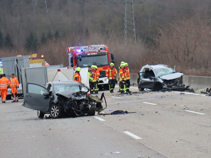 Bei den Toten handelt es sich um den mutmaßlichen Unfallverursacher und einen weiteren Mann, wie ein Polizeisprecher sagte. - Foto: René Priebe/-/dpa