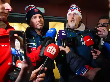 Sprechen in Trondheim: Trainer Brevig und Sportdirektor Aalbu. - Foto: Terje Pedersen/NTB/dpa