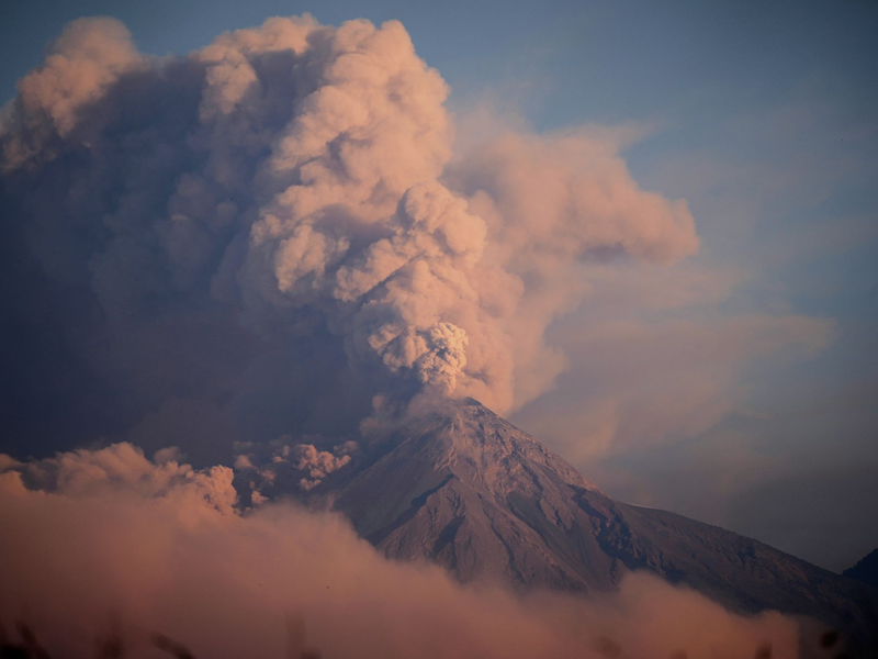 Bei einem großen Ausbruch des Feuervulkans im Jahr 2018 kamen mindestens 200 Menschen ums Leben. - Foto: Moises Castillo/AP/dpa