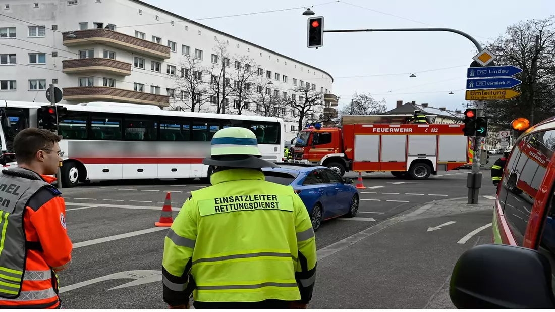FW-M: Schwerer Verkehrsunfall zwischen Straßenbahn und Bus (Neuhausen-Nymphenburg) - Bild: presseportal.de