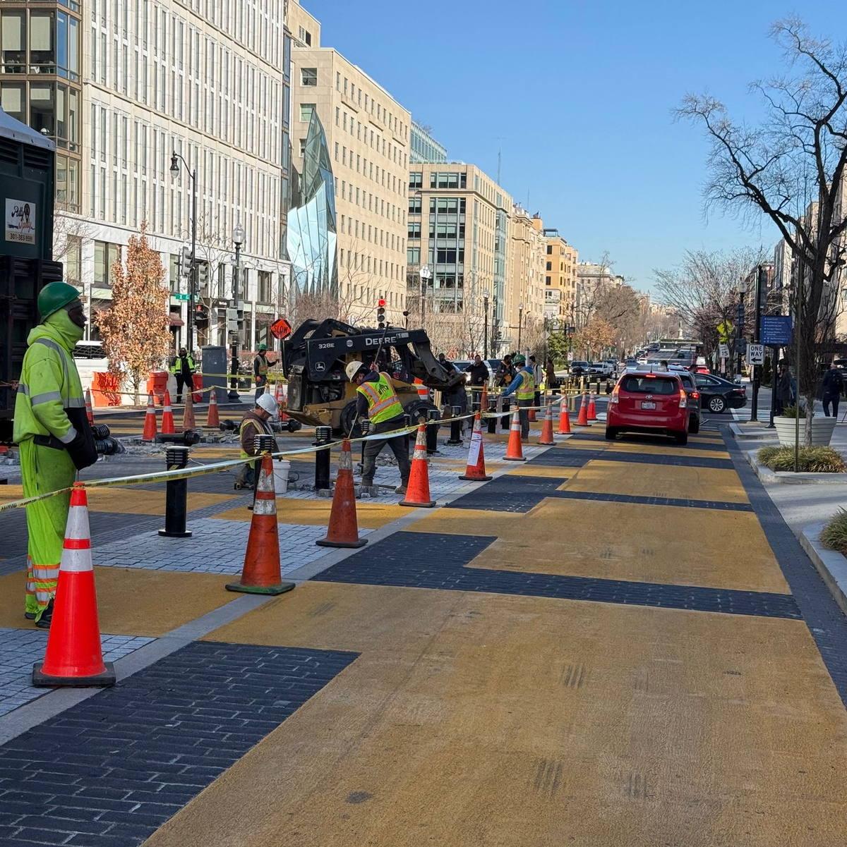 Der Schriftzug wird entfernt - Foto: Thomas Müller/dpa