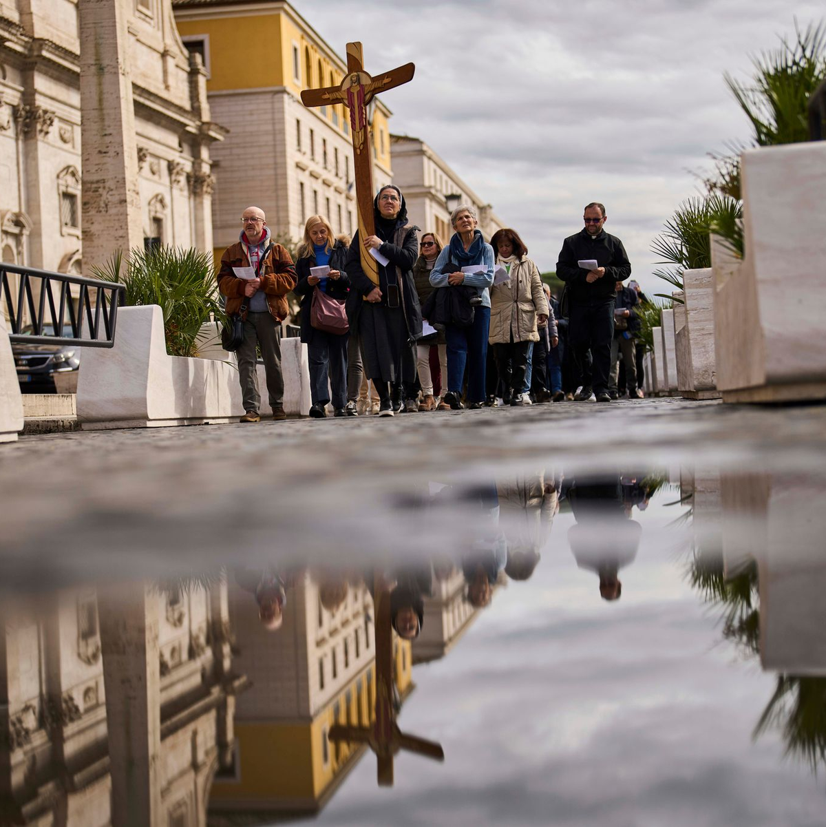 Auch Pilger in Rom beten für den lungenkranken Papst Franziskus. - Foto: Francisco Seco/AP/dpa