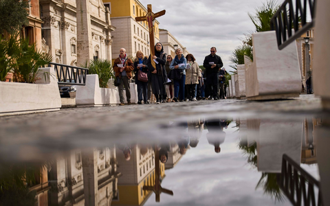Auch Pilger in Rom beten für den lungenkranken Papst Franziskus. - Foto: Francisco Seco/AP/dpa