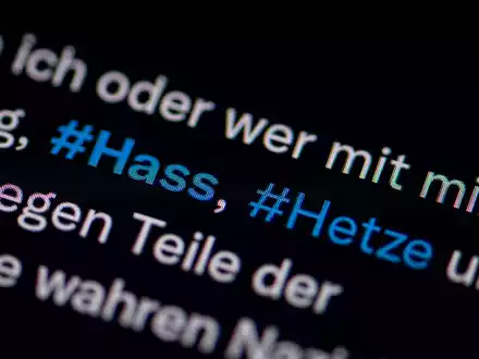 Eine EU-Stelle kippt etliche Entscheidungen von Facebook und Co. - Foto: Fabian Sommer/dpa/dpa-tmn