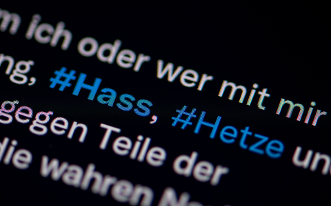 Eine EU-Stelle kippt etliche Entscheidungen von Facebook und Co. - Foto: Fabian Sommer/dpa/dpa-tmn