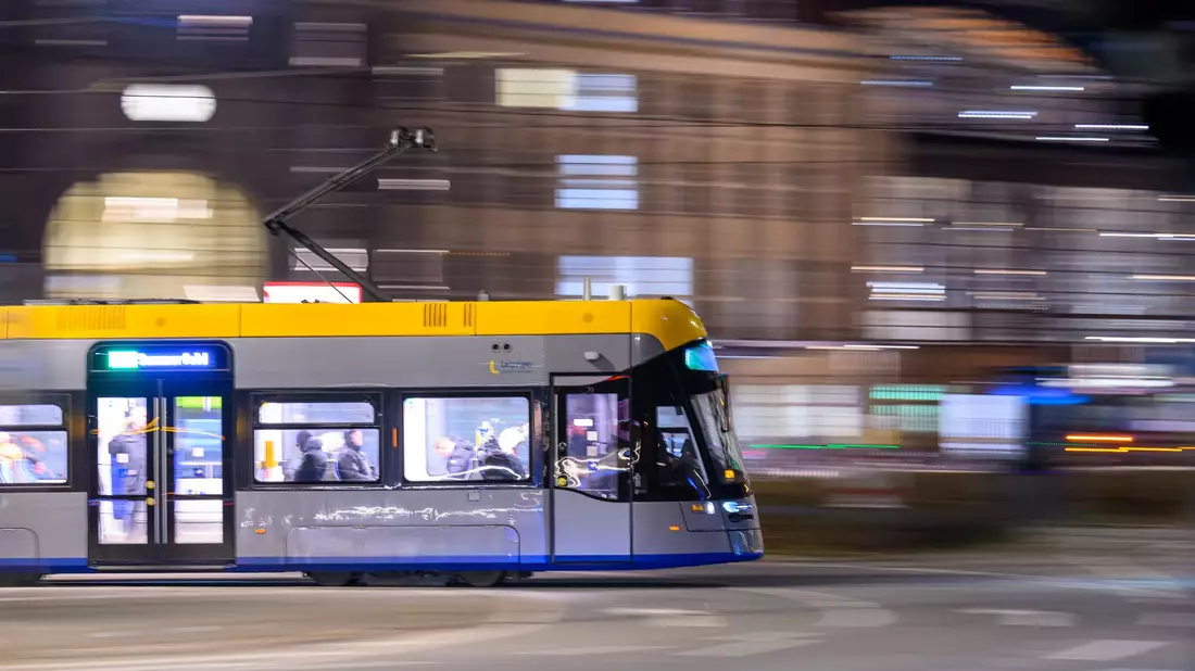 Als einzige Großstadt hat Leipzig das Nahverkehrsangebot seit 2023 um mehr als 10 Prozent ausgebaut. (Archivbild) - Bild: Hendrik Schmidt/dpa